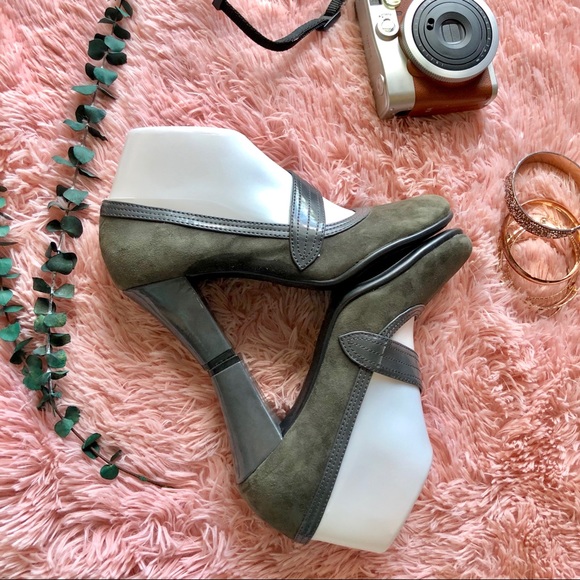 Aerosoles Charcoal Suede Role Around Block Heels - Picture 5 of 8